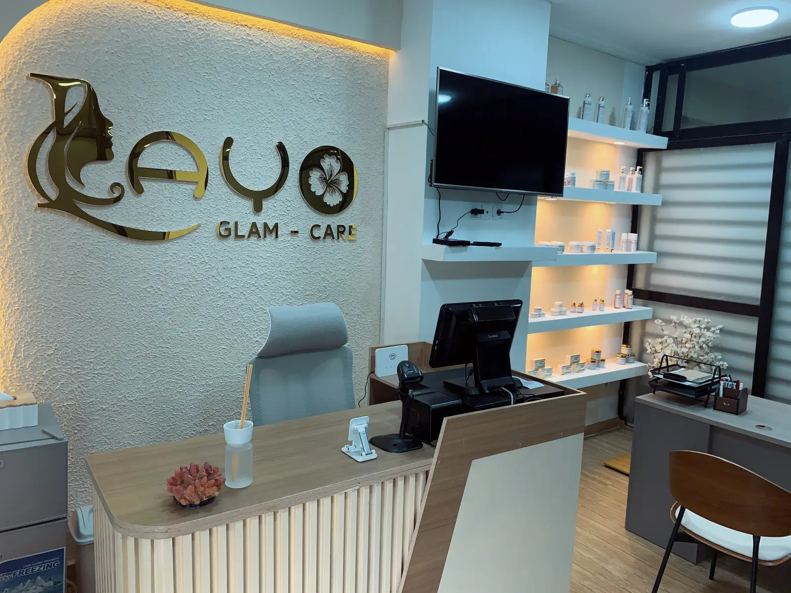 Comptoir et rayons de la boutique Layo Glam Care à Kondengui, Yaoundé